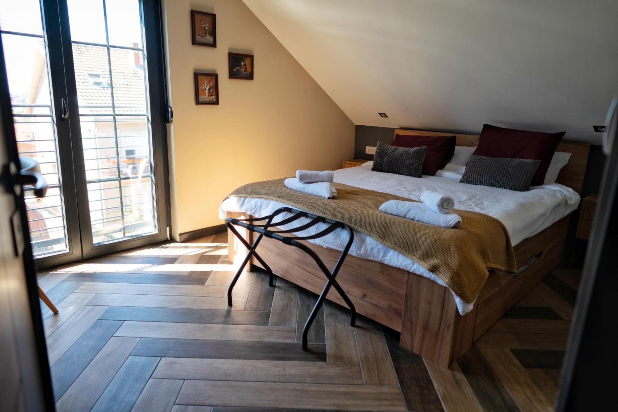 La Roue Otel Vrsac Dış mekan fotoğraf